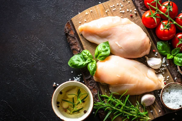 Kippenfilet Met Kruiden Groenten Aan Houten Snijplank Aan Zwarte Stenen — Stockfoto