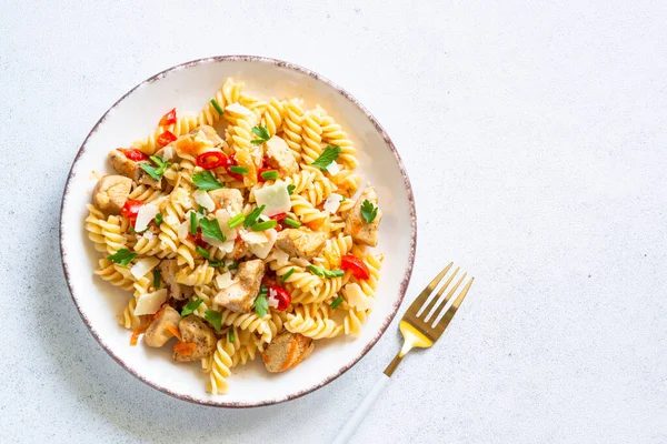 Beyaz masada hindi, tavuk, sebze ve parmesanlı makarna. Kopyalama alanı olan üst görünüm.