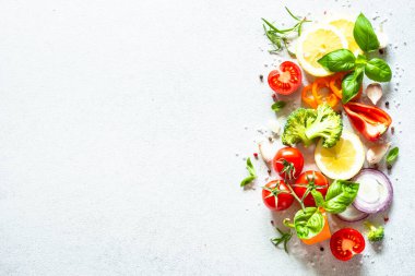Taze sebzeler, otlar ve baharatlar beyaz arka planda. Yemek yapmak için gerekli malzemeler. Kopyalama alanı olan üst görünüm.