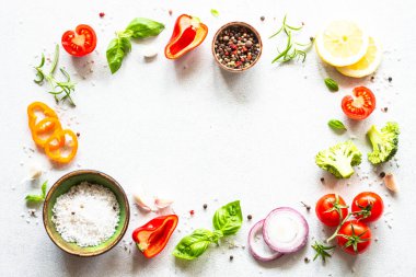Taze sebzeli yiyecek çerçevesi, beyaz arka planda bitkiler ve baharatlar. Kopyalama alanı olan üst görünüm.