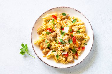 İtalyan yemeği. Hindi, tavuk, sebze ve parmesanlı makarna. Üst görünümü beyaz olarak kopyala.