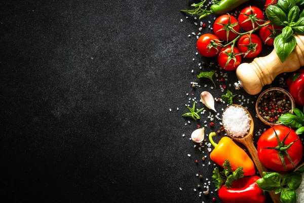 Élelmiszer Háttér Fekete Asztal Zöldségek Gyógynövények Fűszerek Felülnézet Másolási Hellyel — Stock Fotó