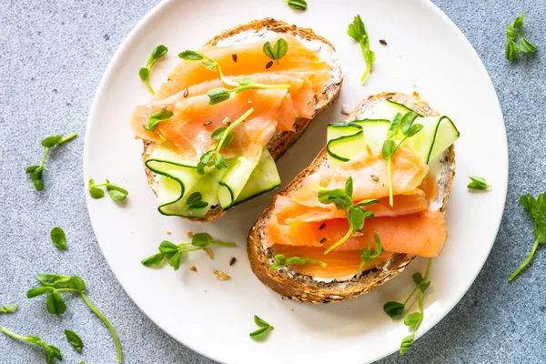 Offenes Sandwich Mit Frischkäse Lachs Und Gurken Gesundes Frühstück Oder — Stockfoto