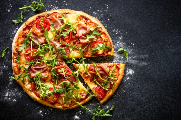 黒を背景にピザ チーズ トマト アルグラと伝統的なイタリアのピザ コピースペース付きのトップビュー — ストック写真
