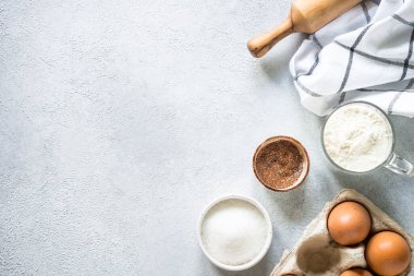 Işık taşı masada fırın arka planı. Un, şeker, yumurta ve merdane. Kopyalama alanı olan üst görünüm.