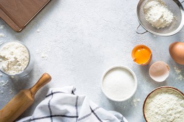 Pişirme kitabı ve malzemelerle yemek pişirme geçmişi. Un, şeker, yumurta ve çatal bıçak. Kopyalama alanı olan düz resim.