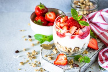 Kremalı ya da yoğurtlu parfüm, reçel ve cam kavanozda taze böğürtlen.