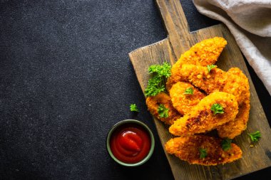 Siyaha ketçap soslu tavuk nugget. En üst görüntü,