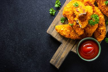 Siyaha ketçap soslu tavuk nugget. En üst görüntü,