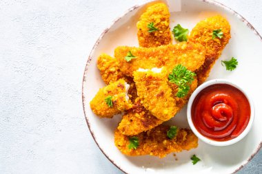 Beyaz masada ketçap soslu tavuk nugget. Kopyalama alanı olan en üst görüntü,