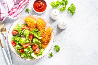 Beyaz masada taze salatalı tavuk nugget. Kopyalama alanı olan en üst görüntü,