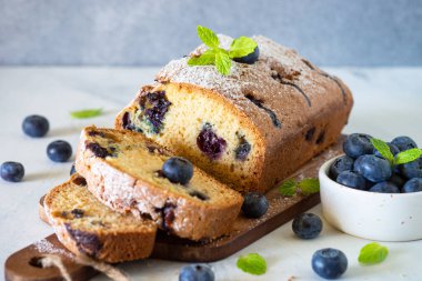 Beyaz arka planda yaban mersinli kek. Ev yapımı tatlı pişirme..