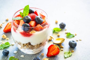 Kremalı ya da yoğurtlu parfüm, reçel ve cam kavanozda taze böğürtlen.