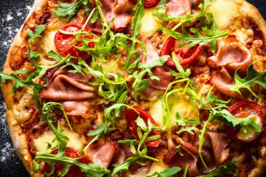 Jambonlu İtalyan pizzası, peynirli, domatesli ve roka. Düz yat, kapat..