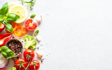 Taze sebzeler, otlar ve baharatlar beyaz arka planda. Yemek yapmak için gerekli malzemeler. Kopyalama alanı olan üst görünüm.