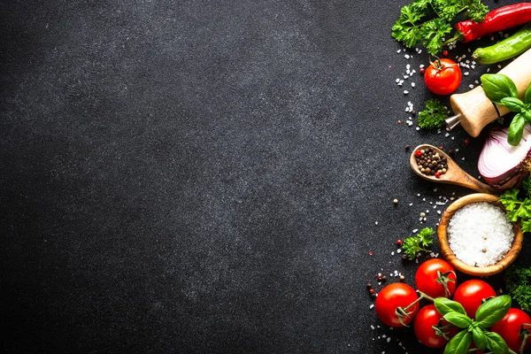 Étel Háttér Fekete Asztalon Friss Zöldségek Gyógynövények Fűszerek Hozzávalók Fénymásoló — Stock Fotó