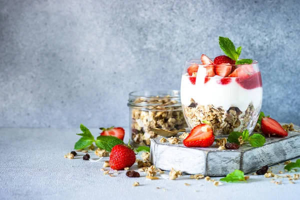 Kremalı ya da yoğurtlu parfüm, reçel ve cam kavanozda taze çilek. Kapat..