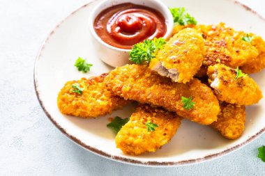 Beyaz masada ketçap soslu tavuk nugget..