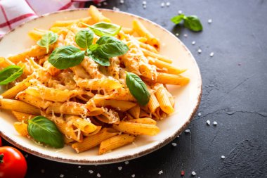 Domates soslu makarna, fesleğen ve parmesan. Domates soslu makarna alla arrabbiata.