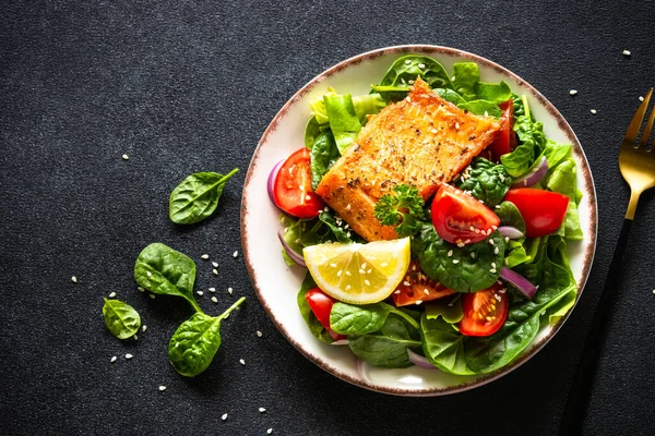 加鲑鱼片的绿色沙拉 健康的午餐 饮食营养 关于黑色的头像 — 图库照片