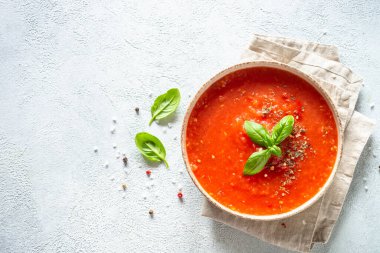 Domates çorbası. Geleneksel sebze çorbası. Kopyalama alanı olan beyaz üzerine üst görünüm.