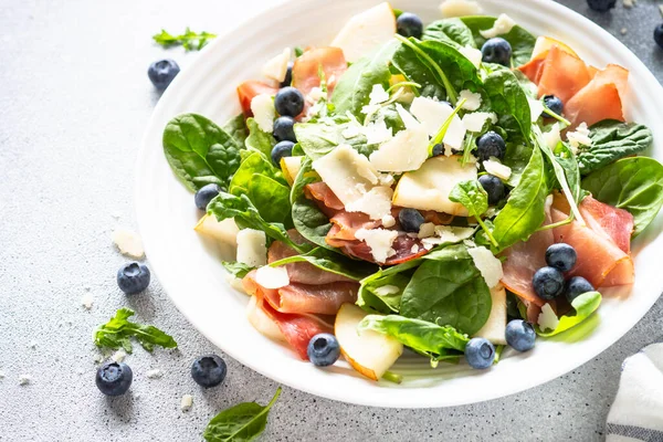 Healthy Salad Spinach Arugula Jamon Pear Blueberry Parmesan White Background — 스톡 사진