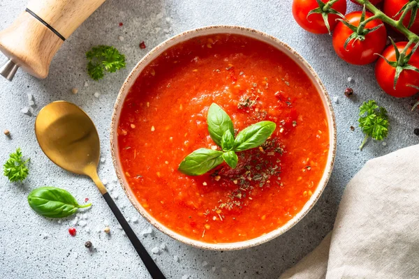 番茄汤 传统蔬菜汤 关于白人背景的头像 — 图库照片