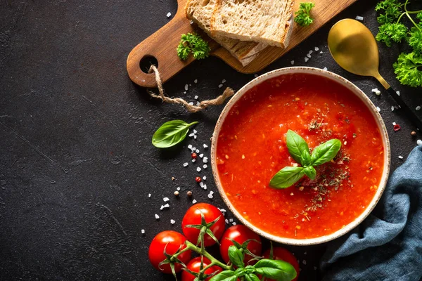 番茄汤 配料深色底色 传统蔬菜汤 带有复制空间的顶部视图 — 图库照片