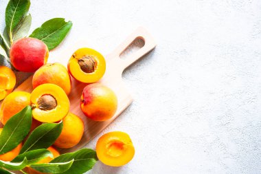 Beyaz yeşil yapraklı taze kayısılar..