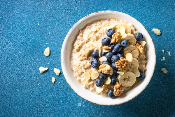 Avena Porrige Con Bayas Frutos Secos Fondo Azul Vista Superior — Foto de Stock