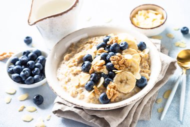 Böğürtlen ve fındıklı yulaf ezmesi. Beyaz arka planda. Sağlıklı kahvaltı..