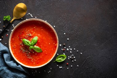 Siyah arka planda domates çorbası. Geleneksel vejetaryen yemeği. Kopyalama alanı olan üst görünüm.