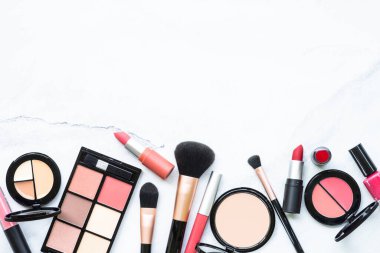 Beyaz mermer arka planda profesyonel makyaj malzemeleri. Kopyalama alanı olan düz resim.