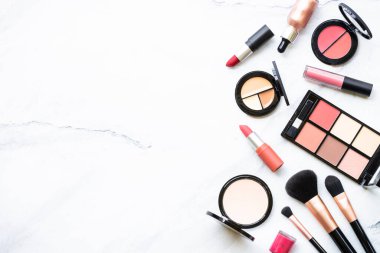 Beyaz mermer arka planda profesyonel makyaj malzemeleri. Kopyalama alanı olan düz resim.