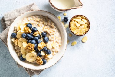 Beyaz arka planda yulaf lapası var. Metin için alanı olan en üstteki görüntü.