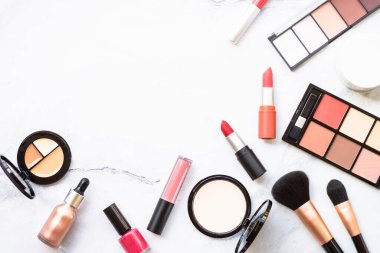 Makyaj malzemeleri, beyaz mermer arka planda profesyonel kozmetik ürünleri. Kopyalama alanı olan düz resim.