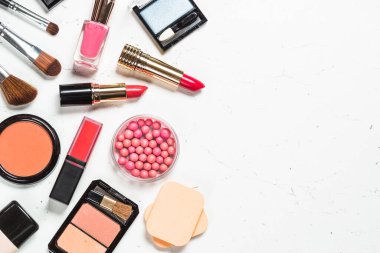Profesyonel makyaj malzemeleri, beyaz mermer arka planda dekoratif kozmetik. Kopyalama alanı olan düz resim.