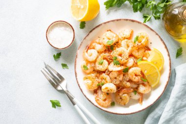 Beyaz taş masadaki baharatlı karidesler. Metin için boşluk olan üst görünüm.