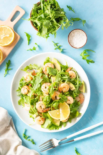 Shrimp Salad Arugula Avocado Olive Oil Blue Table Vertical Image — Stock Photo, Image