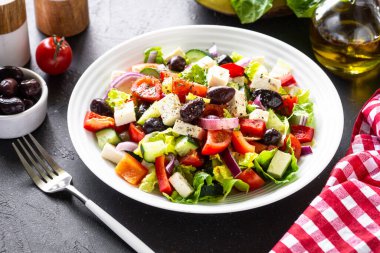 Yunan salatası. Domates, salatalık, peynir ve zeytinyağlı sebze salatası..