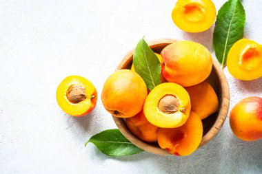 Beyaz yeşil yapraklı taze kayısılar..