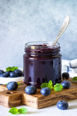 Cam kavanozda taze böğürtlenli yabanmersini reçeli. Ev yapımı tatlı.,