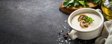 Koyu taş masada mantar çorbası. Sağlıklı vejetaryen yemeği. Metin için alanı olan uzun pankart biçimi.