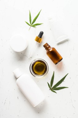 Beyaz üzerine esrar kozmetik ürünleri. Doğal kozmetik. Krema, sabun, serum ve diğerleri. Kopyalama alanı olan düz resim.