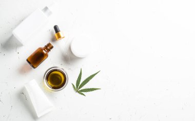 Beyaz üzerine esrar kozmetik ürünleri. Doğal kozmetik. Krema, sabun, serum ve diğerleri. Kopyalama alanı olan düz resim.