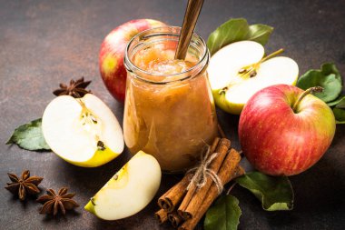 Baharatlı elma reçeli ve koyu taşlı taze elmalar..