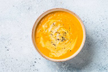Kremalı kabak çorbası püresi. Sıcak sonbahar yemeği. Beyaz taş masadaki en üst görüntü.