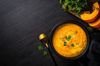 Kremalı kabak çorbası püresi. Siyah taş masadaki en üst görüntü.