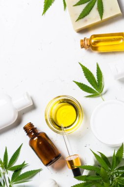 Esrar temel yağı, krema, sabun ve beyaz arka planda taze yeşil yapraklar. Doğal kozmetik. Kopyalama alanı olan düz.