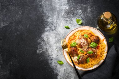 Domates soslu köfte, fesleğen ve parmesanlı makarna. Kopyalama alanı olan üst görünüm.